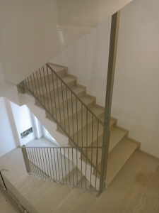 Ringhiere ad aste verticali per gradinata interna